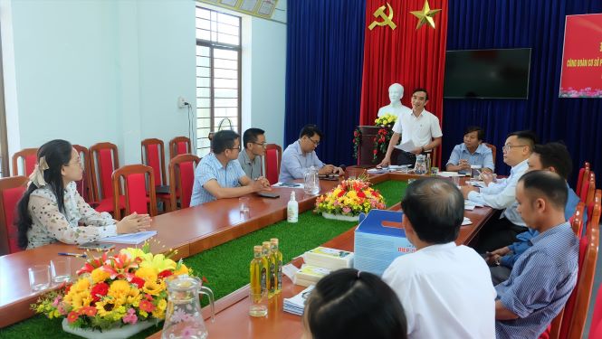 Đoàn công tác liên ngành hướng dẫn các nội dung liên quan đến triển khai chương trình OCOP tại huyện Thăng Bình trong năm 2023. Ảnh: M.L