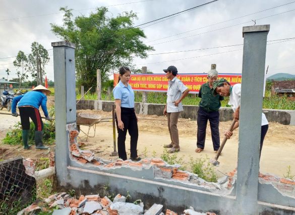 Nhiều hộ nông dân ở xã Quế Xuân 2 tự nguyện tháo dỡ tường rào, cổng ngõ và hiến đất để mở rộng hệ thống giao thông nông thôn. Ảnh: N.T