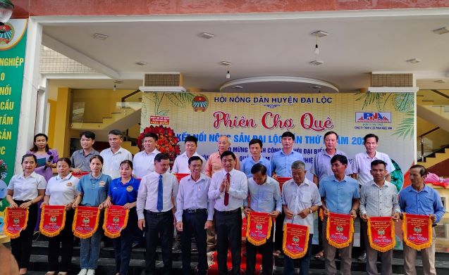 Ban Tổ chức trao cờ lưu niệm cho các đơn vị tham gia Phiên chợ