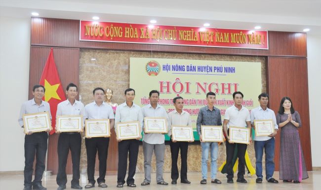 Hội Nông dân huyện Phú Ninh trao giấy khen các cá nhân có thành tích xuất sắc trong phong trào thi đua sản xuất - kinh doanh giỏi giai đoạn 2018 - 2023. Ảnh: N.Đ