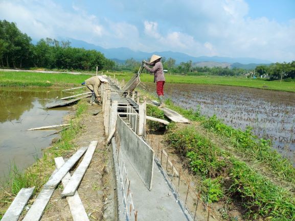 Thời gian qua, huyện Quế Sơn huy động nhiều nguồn lực đầu tư xây dựng hạ tầng thủy lợi để đảm bảo cung ứng nước tưới cho các loại cây trồng. Ảnh: PV