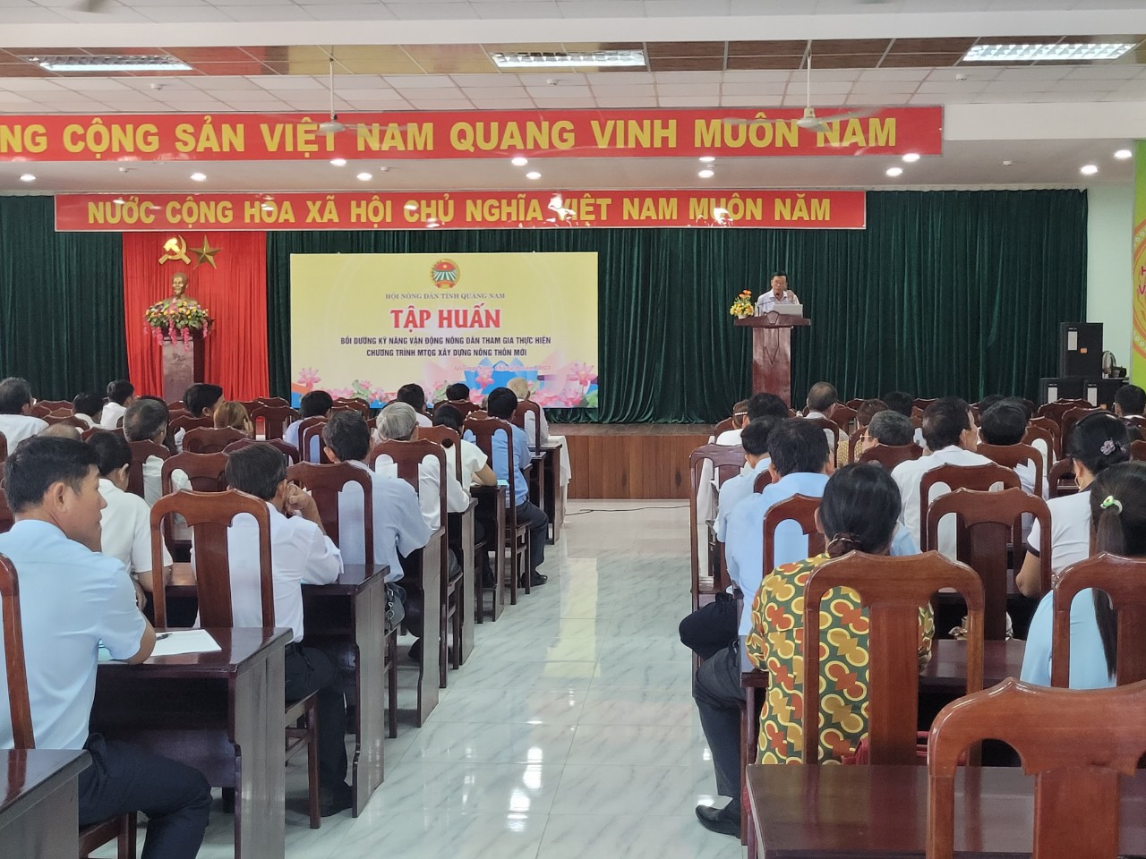 Đ/c Nguyễn Út - PCT Thường trực HND tỉnh báo cáo tại lớp tập huấn