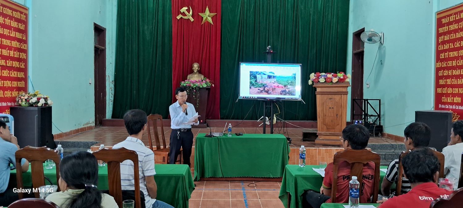 Đ/c Nguyễn Út - PCT Thường trực HND tỉnh triển khai kỹ thuật chăn nuôi heo cho các hộ nông dân tham gia dự án
