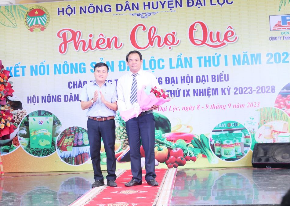 Ông Trương Cảm - Chủ tịch HĐQT kiêm Giám đốc HTX Nông nghiệp Ái Nghĩa được ban tổ chức trao tặng hoa tại hội chợ nông sản Đại Lộc. Ảnh: HOÀNG LIÊN