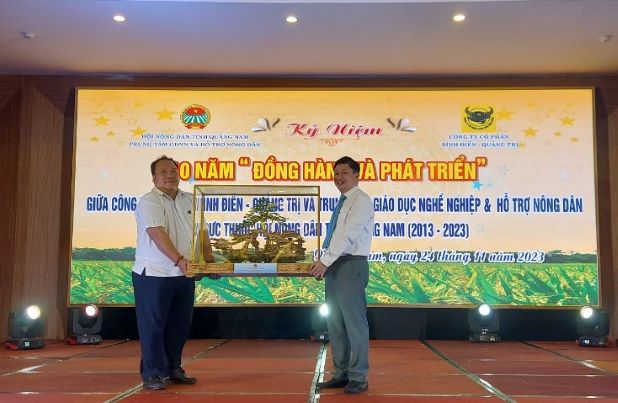 Trao quà lưu niệm giữa 2 đơn vị Trung tâm GDNN&HTND tỉnh Quảng Nam và Công ty Cổ phần Bình Điền Quảng Trị
