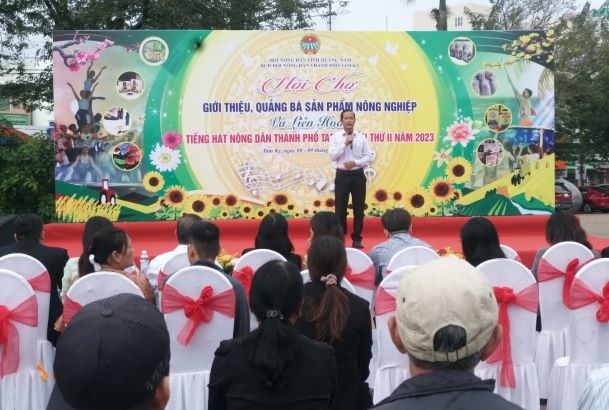 Đ/c Nguyễn Văn Thận - PCT Hội Nông dân tỉnh phát biểu tại Lễ khai mạc Hội chợ