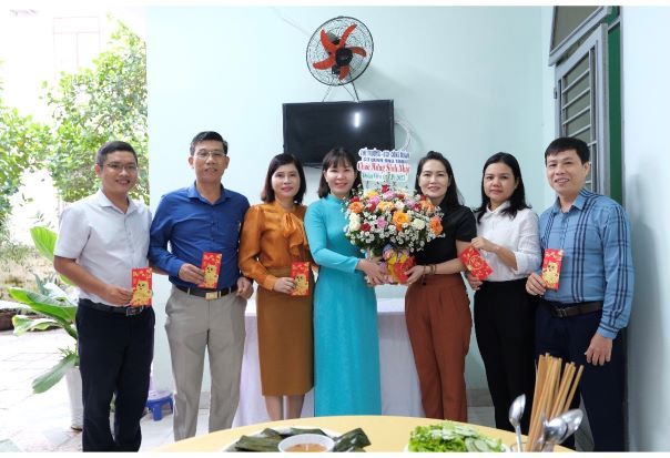 Đ/c Thái Thị Bích Phin - Phó Chủ tịch HND tỉnh tặng hoa chúc mừng CBCC sinh nhật quý IV