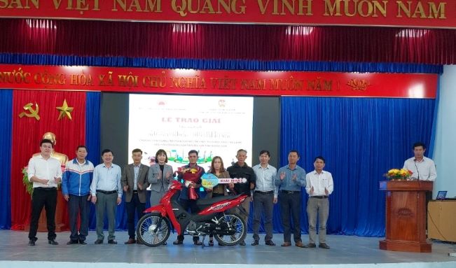 Trao thưởng xe máy cho HVND Huỳnh Thảo
