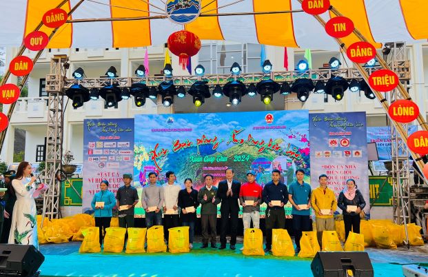 Đ/c Nguyễn Văn Thận - PCT Hội Nông dân tỉnh tặng quà cho đồng bào xã La Êê và Chơ Chun
