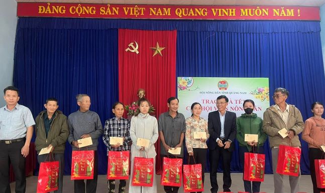 Đ/c Nguyễn Út - Phó Chủ tịch Thường trực HND tỉnh trao quà cho HVND khó khăn xã Tiên Lập