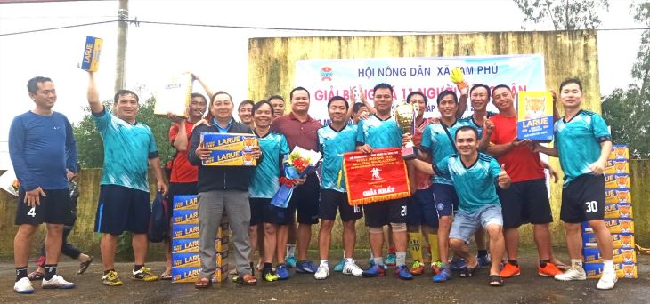 Đội Nông dân FC đoạt cúp vô địch Giải bóng đá nam 11 người Hội Nông dân xã Tam Phú nhân dịp mừng Đảng đón xuân Giáp Thìn 2024.