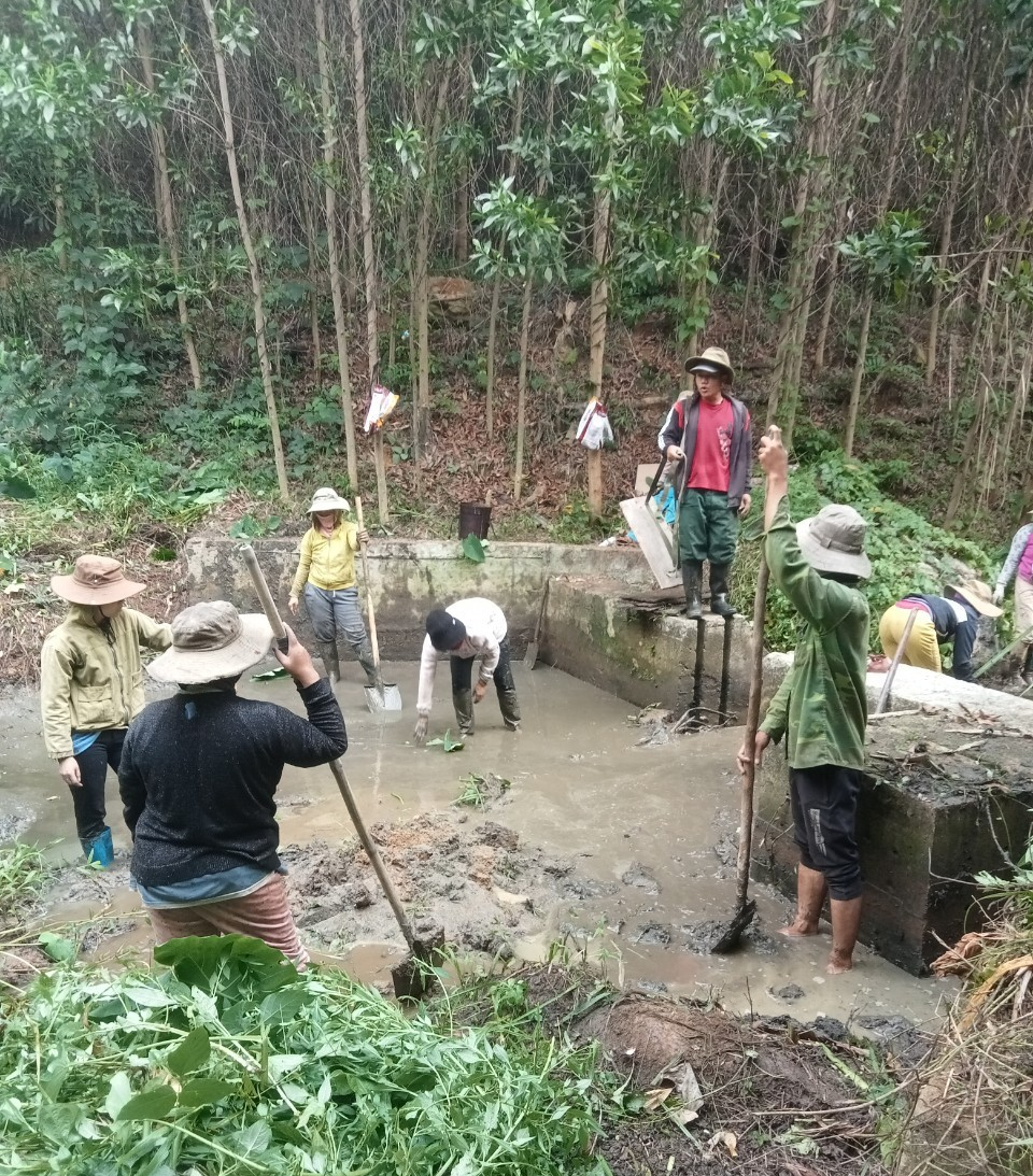 HVND xã Tà Pơ tham gia nạo vét bùn lầy, khai thông dòng chảy phục vụ sản xuất