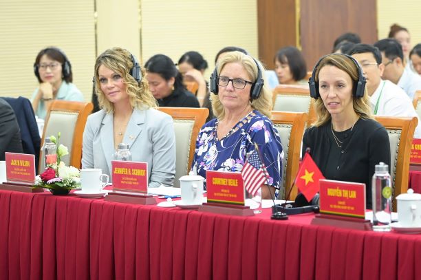 Từ trái sang: Bà Jaclyn Wilson, bà Jennifer H. Schmidt - 2 nữ nông dân tiêu biểu của Mỹ và bà Courtney Beale - Phó Đại sứ Mỹ tại Hà Nội.