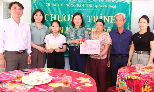 Đ/c Lê Thị Minh Tâm - TUV, Bí thư chi bộ, Chủ tịch Hội Nông dân tỉnh trao quà và tiền hỗ trợ cháu Nguyễn Thị Bảo Ngọc